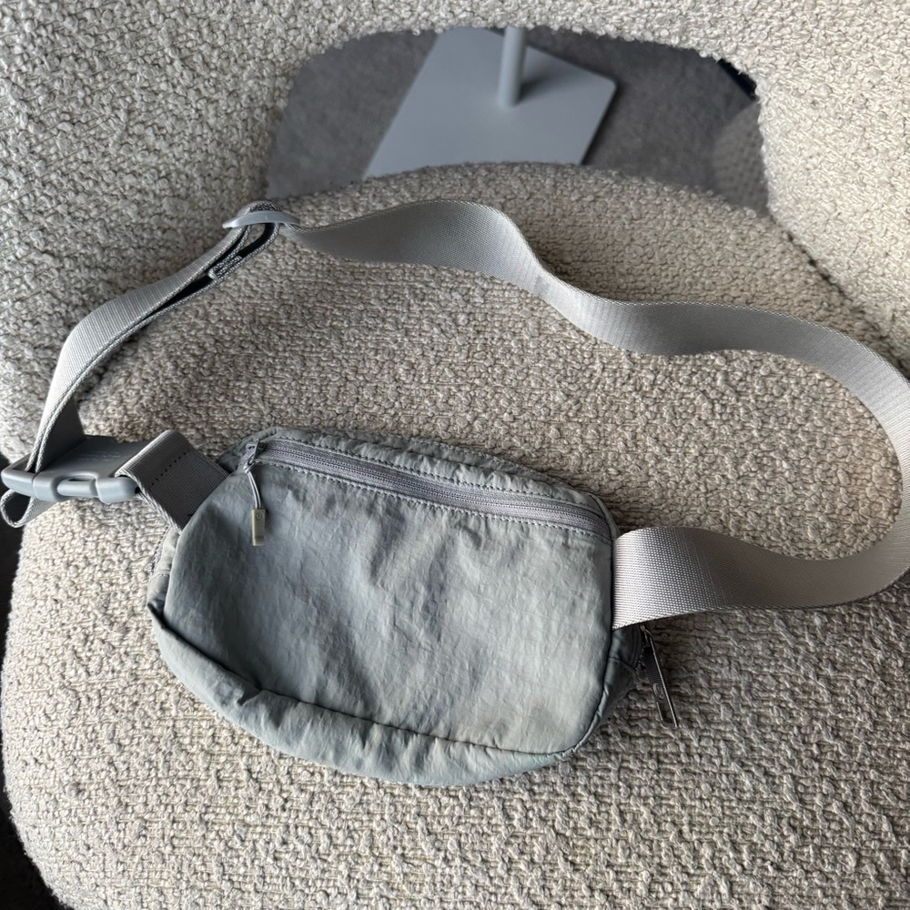 Lululemon Everywhere Belt Bag - Picture 6 of 8